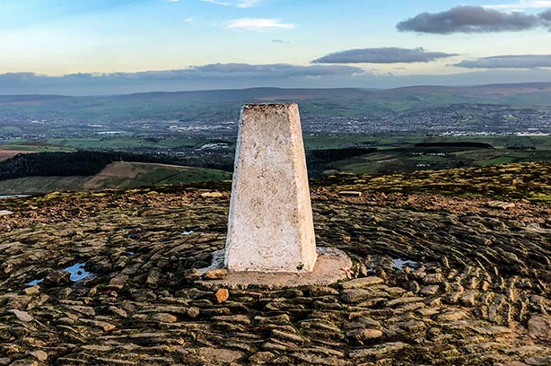 Highest point marker on top of Pendle Hill with a view of the valley below - pic by Caroline-Dowse on Unsplash