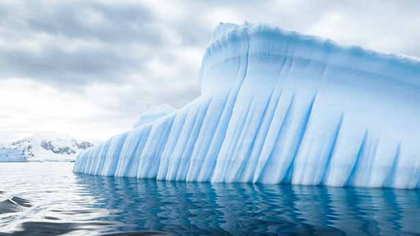 Climate Change 3 (iceberg) - pic by Derek-Oyen on Unsplash