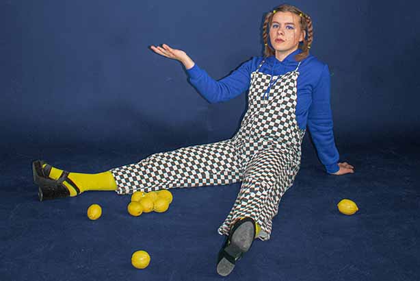 Photo by Marije Woudsma on Unsplash, young girl juggling