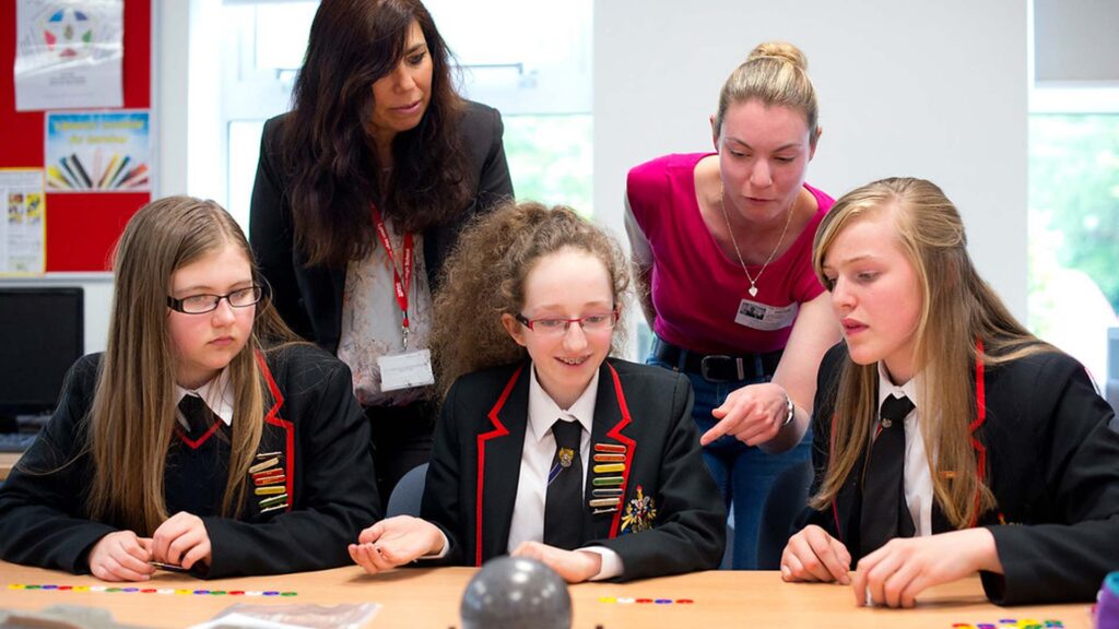 Three secondary students during a mentoring session