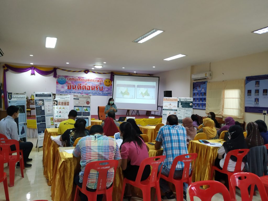 People from the thai coastal project giving a presentation